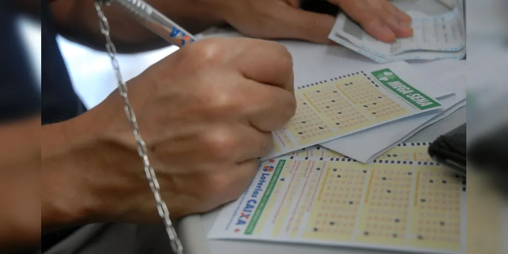 A aposta custa R$ 2,50 e a pessoa deve escolher entre 15 a 20 números dentre os 25 disponíveis no volante.