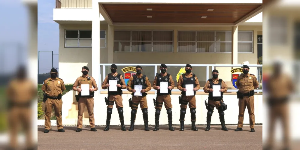 Policiais Militares do 1º BPM recebem homenagem por desempenho em serviço.
