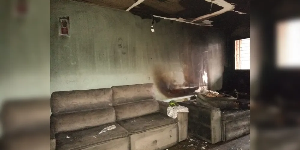 Por sorte, não tinha ninguém em casa e não houve feridos, mas a residência foi completamente destruída pelas chamas que começaram na sala e rapidamente se espalharam por todo o imóvel.
