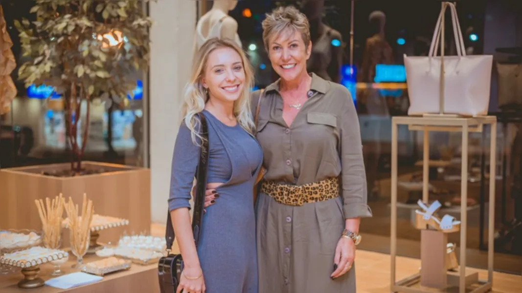 TROCA DE IDADE - A comunicadora e empresária Fabiana Overcenko será muito cumprimentada pela passagem de seu aniversário nesta sexta-feira (9). No registro, Fabiana e sua filha Vitoria Overcenko. Da coluna RC os votos de alegrias e sucesso