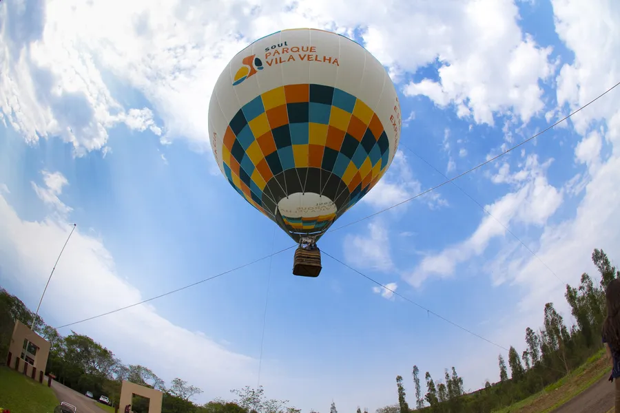 Balão leva visitante às alturas para apreciar as belezas do parque e dos Campos Gerais