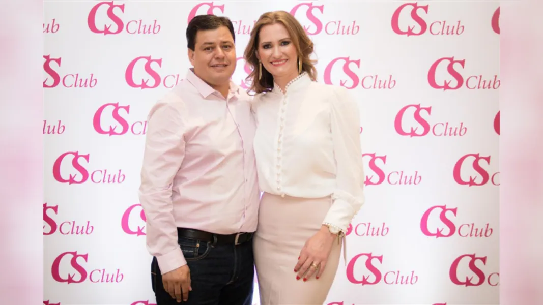 FELICITAÇÕES- A empresária Elaine Cristina Pontarolo Artero receberá as felicitações pela troca de idade nesta quarta-feira (14). No registro Elaine e seu marido Fabio Artero. Da coluna RC os votos de alegrias e sucesso