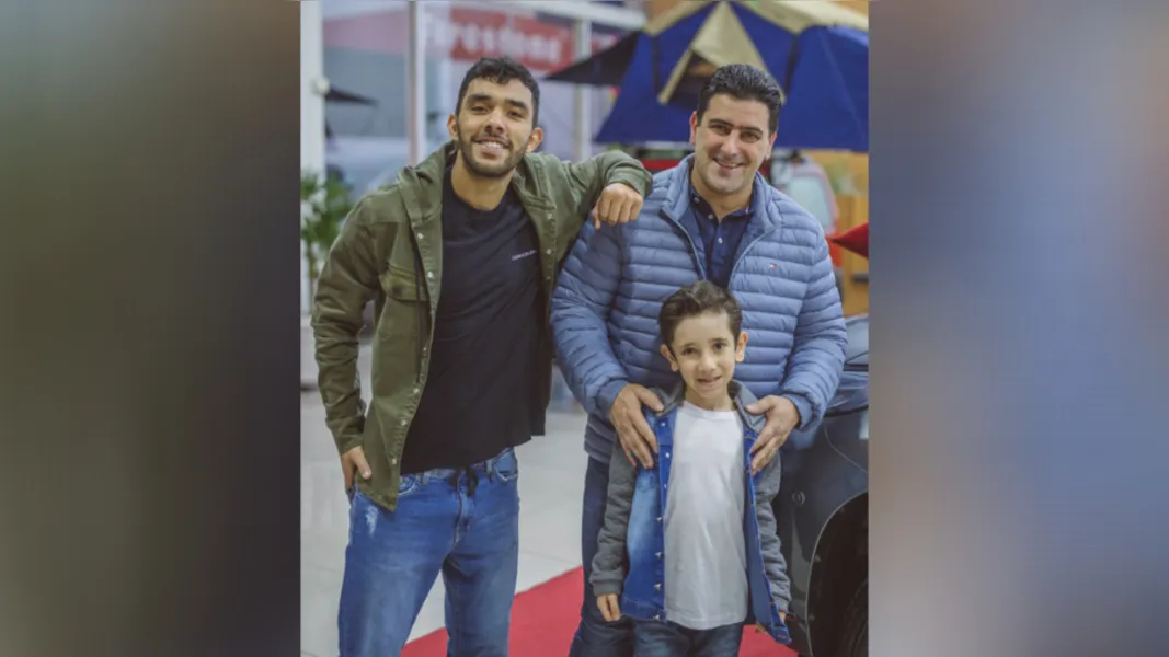 NOVO CICLO - O advogado Ipuran Cury será muito cumprimentado pela passagem de aniversário nesta quarta-feira(14). No registro, Ipuran com Lucca Cury e Nicolas Simionato Veira.  Da coluna RC os votos de prosperidade e sucesso