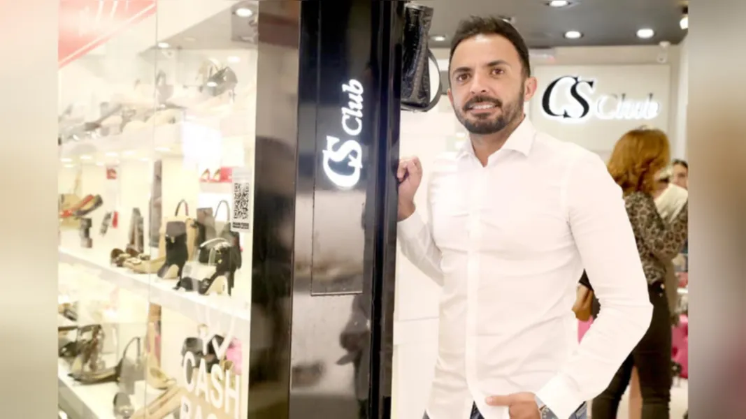 BDAY – André da Silva recebeu as felicitações pela passagem de seu aniversário na última segunda-feira (12). André é supervisor da grife Carmen Steffens de Ponta Grossa e de filiais de Santa Catarina, se destacando com seu espírito arrojado e inovador. Da coluna RC os votos de alegrias e sucesso