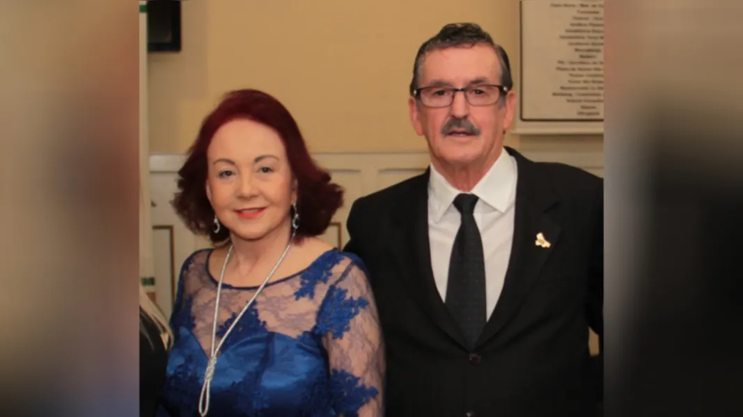 TIM TIM – Neste último domingo o advogado Ubiraci Pereira Messias, ex-prefeito de Mamborê e presidente da UMB-
União Municipalista Brasileira, recebeu inúmeras felicitações pela passagem de seu aniversário. No registro Ubiraci está ao lado de sua esposa Elizete. Da Coluna RC os votos de muita saúde e sucesso
