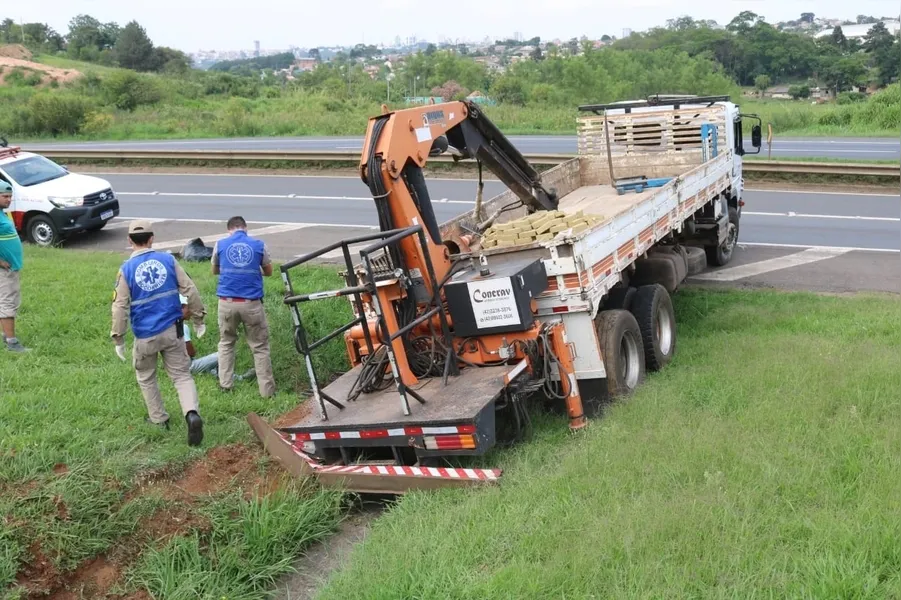 Acidente aconteceu na saída do viaduto do Santa Teresinha e mobilizou equipes do Siate