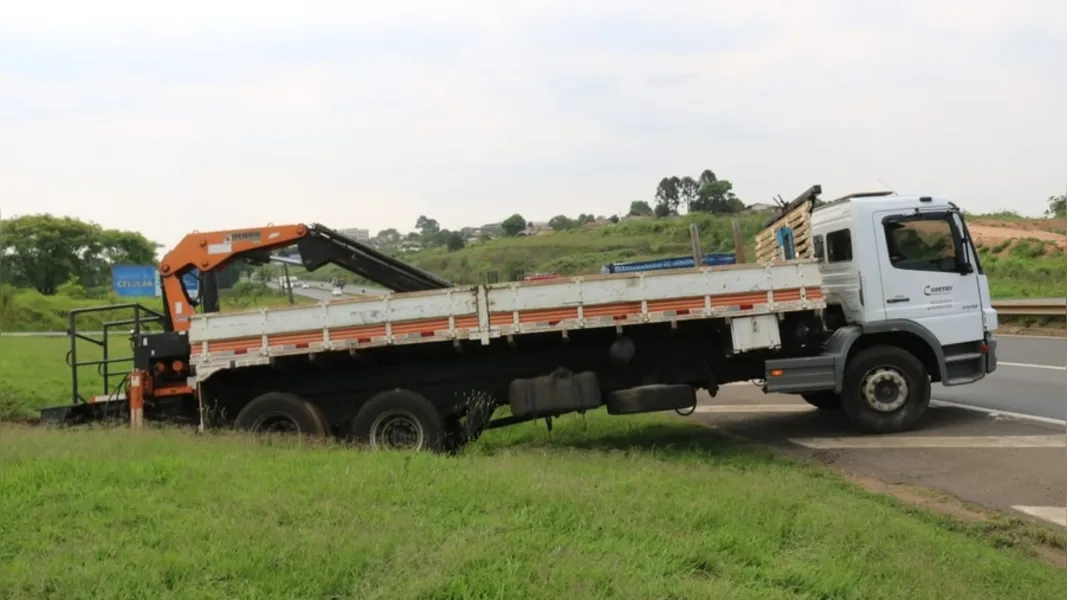 Acidente aconteceu na saída do viaduto do Santa Teresinha e mobilizou equipes do Siate