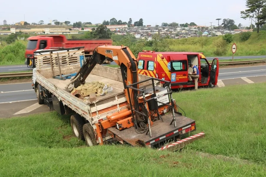 Acidente aconteceu na saída do viaduto do Santa Teresinha e mobilizou equipes do Siate