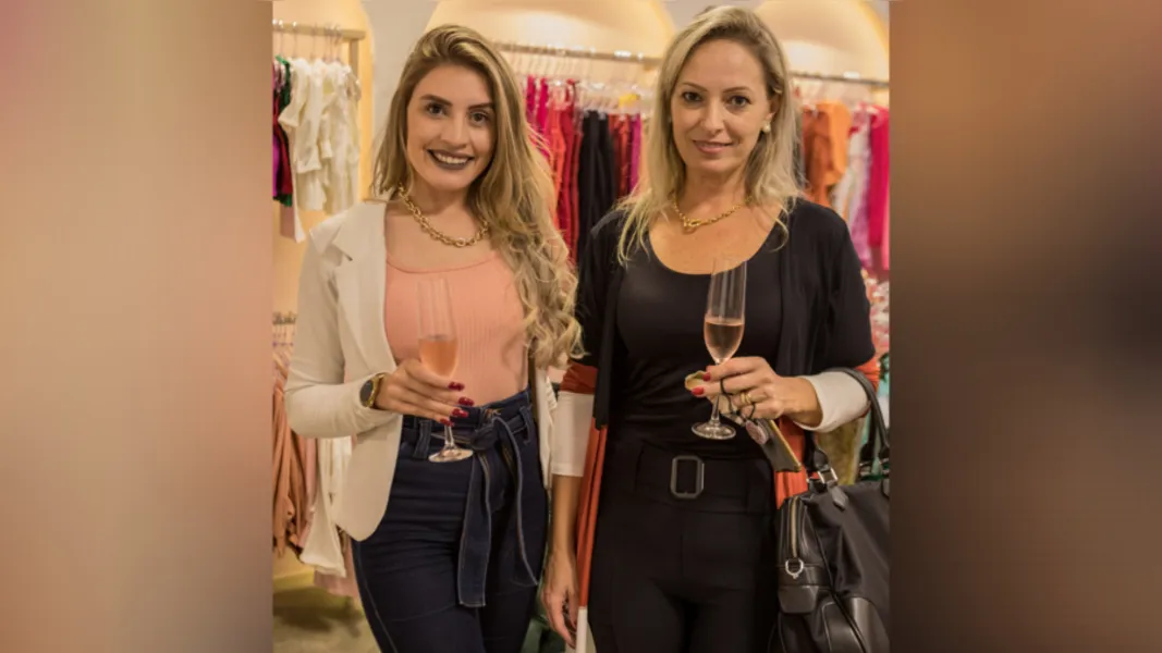 DESTAQUE – Leticia Zabroski e Luciane Nunes de Freitas dos Santos estiveram prestigiando recentemente a badalada inauguração da boutique Via Rosé