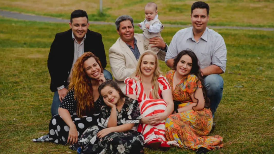 BEM ESTAR – Nesta noite (30), em um evento apenas para imprensa e convidados acontece à inauguração da mais completa loja Bem Estar, a maior loja de produtos naturais e suplementos dos Campos Gerais. Entre os itens oferecidos hortifrúti, suplementos, artigos para festas, utensílios domésticos e muito mais. No registro em família, Gilson Faria Rodrigues, Léia Lima Araújo Rodrigues, Ana Maysa Araújo Rodrigues Da Cruz, Rafael Ferreira da Cruz, Melquisedeque Araújo Rodrigues Da Cruz, Eduardo Calebi Araújo Rodrigues, Sara Letícia Carvalho Araújo Rodrigues e Maria Olívia Araújo Rodrigues. A loja fica na Rua Nicolau Kluppel Neto, 1304 - Santa Paula. Da coluna RC os votos de sucesso no novo empreendimento