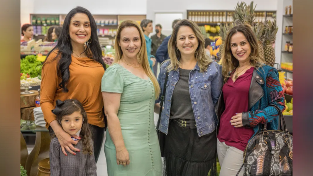 A pequena Maria luiza Czezacki, Luciane Palma, Léia Lima Araújo Rodrigues, Maria Eloina Dilger e Vanessa Casaro