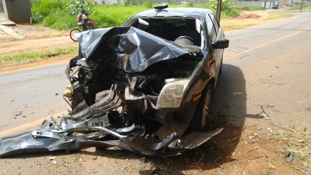Carro bate em árvore e fere duas mulheres em PG
