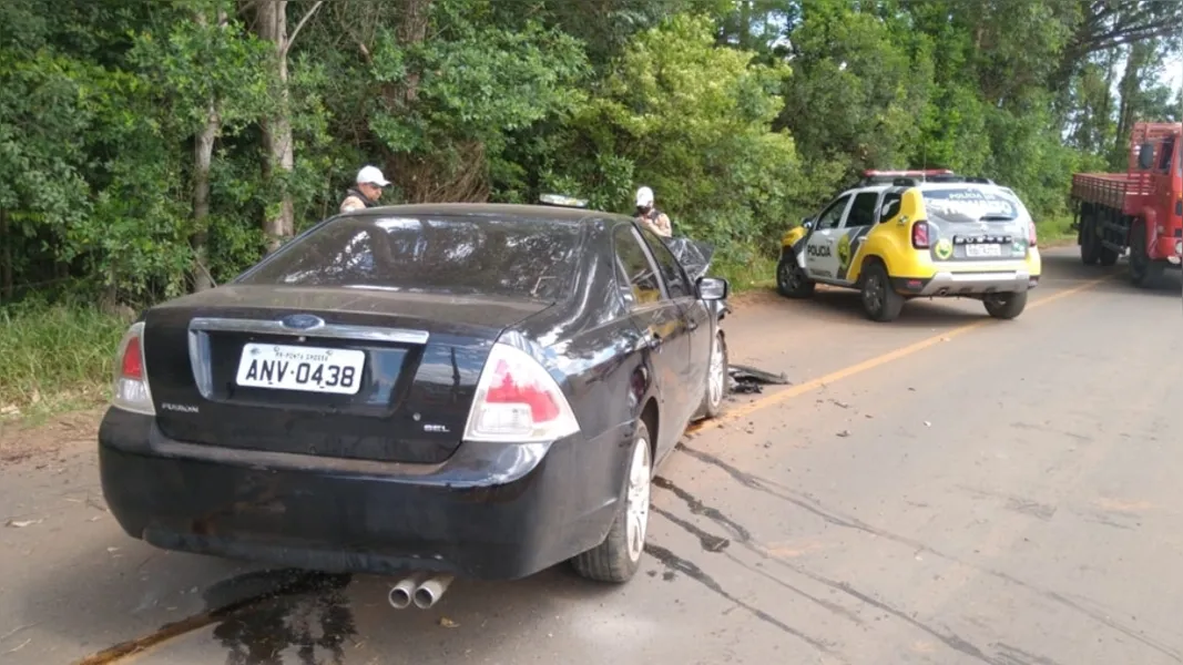 Carro bate em árvore e fere duas mulheres em PG