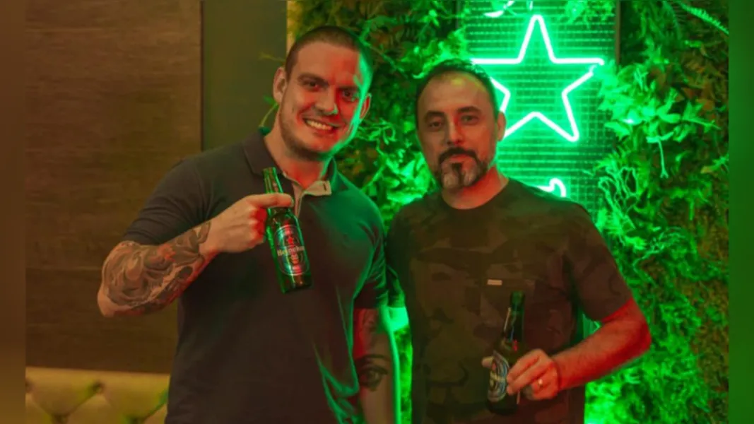 O Brand Ambassador da Heineken no Paraná, Raphael Henrique Ogg e Hemmerson Dmengeon