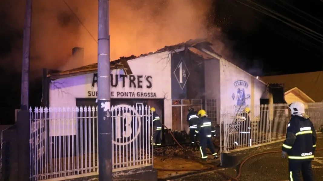Sede do clube foi totalmente tomada pelo fogo em poucos minutos 