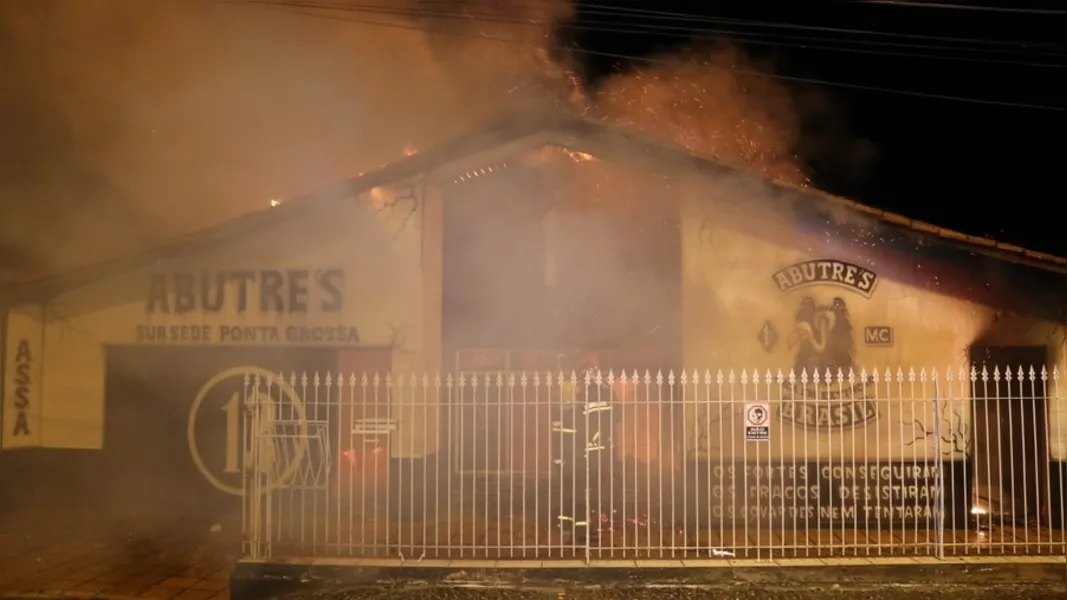 Sede do clube foi totalmente tomada pelo fogo em poucos minutos 