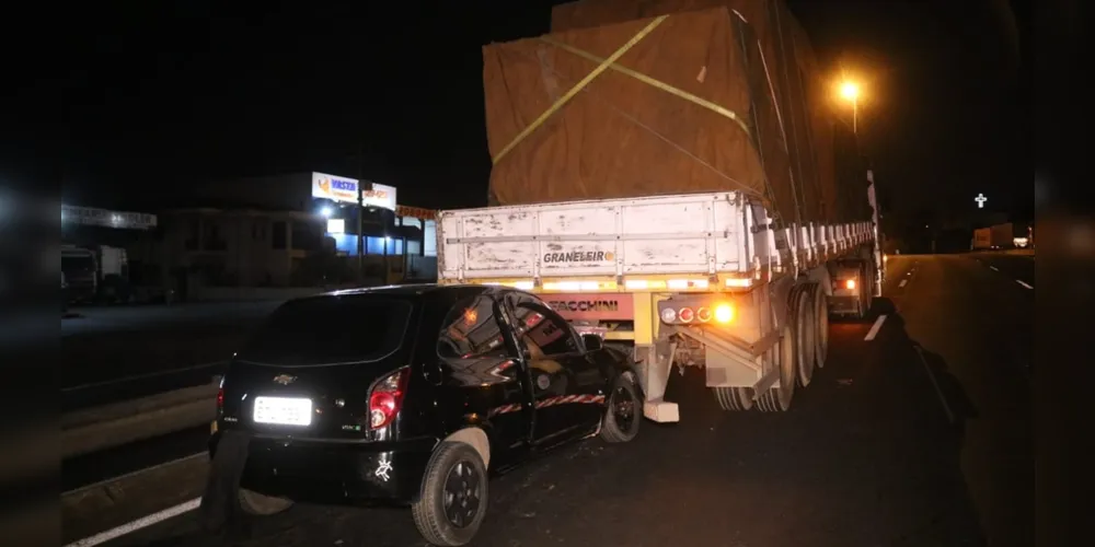 Dois ocupantes do automóvel sofreram lesões graves e foram levados ao HU-UEPG