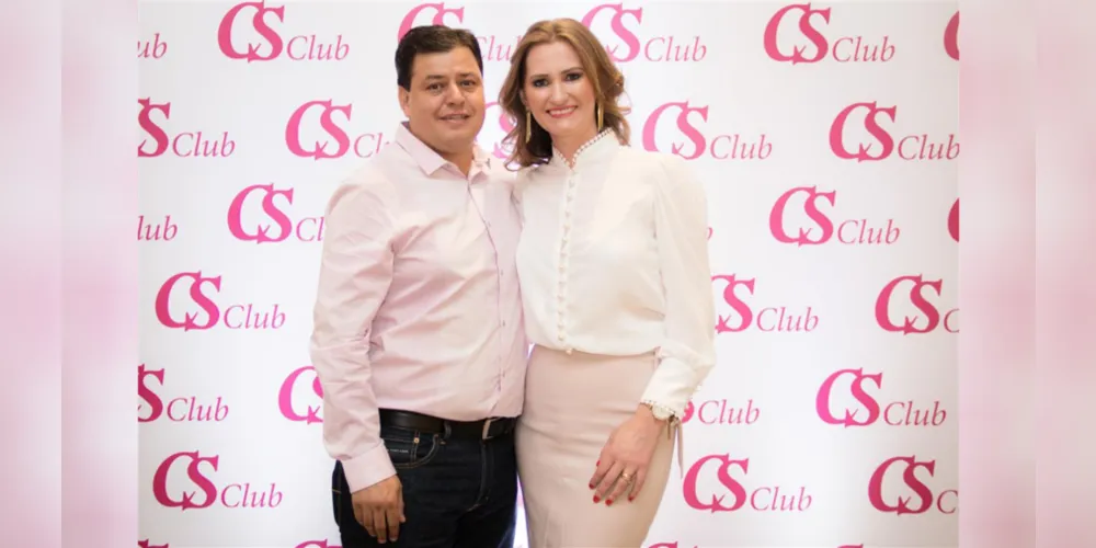 FELICITAÇÕES- A empresária Elaine Cristina Pontarolo Artero receberá as felicitações pela troca de idade nesta quarta-feira (14). No registro Elaine e seu marido Fabio Artero. Da coluna RC os votos de alegrias e sucesso