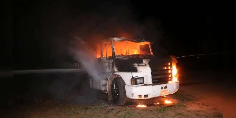 Apesar do estrago no caminhão e na carga de soja, ninguém ficou ferido durante o incêndio