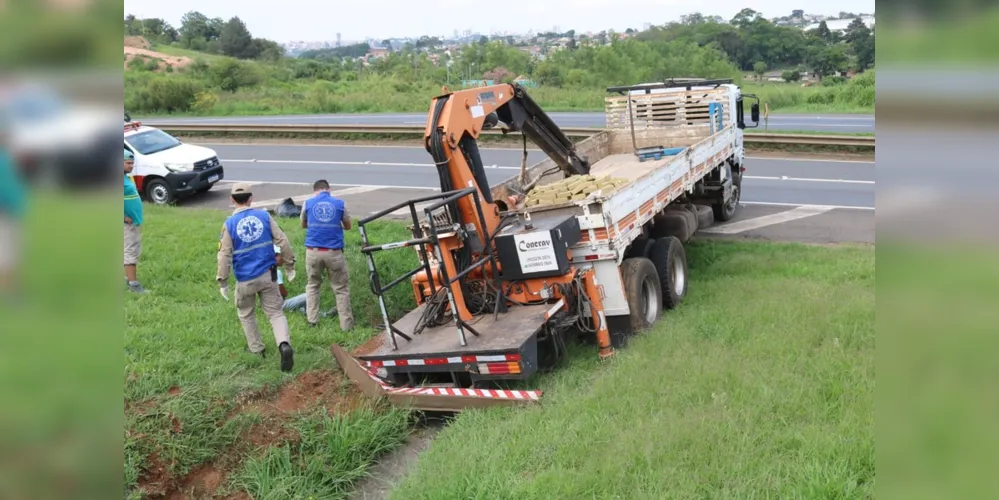 Acidente aconteceu na saída do viaduto do Santa Teresinha e mobilizou equipes do Siate
