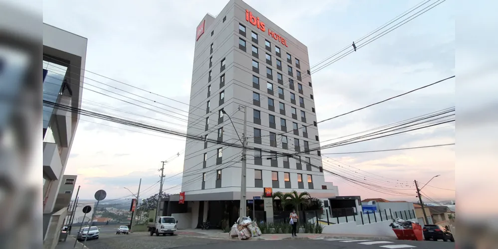 Hotel foi construído na esquina entre as ruas Sete de Setembro e Quatorze de Julho