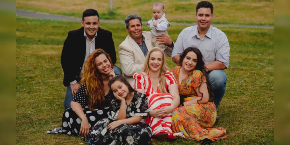 BEM ESTAR – Nesta noite (30), em um evento apenas para imprensa e convidados acontece à inauguração da mais completa loja Bem Estar, a maior loja de produtos naturais e suplementos dos Campos Gerais. Entre os itens oferecidos hortifrúti, suplementos, artigos para festas, utensílios domésticos e muito mais. No registro em família, Gilson Faria Rodrigues, Léia Lima Araújo Rodrigues, Ana Maysa Araújo Rodrigues Da Cruz, Rafael Ferreira da Cruz, Melquisedeque Araújo Rodrigues Da Cruz, Eduardo Calebi Araújo Rodrigues, Sara Letícia Carvalho Araújo Rodrigues e Maria Olívia Araújo Rodrigues. A loja fica na Rua Nicolau Kluppel Neto, 1304 - Santa Paula. Da coluna RC os votos de sucesso no novo empreendimento
