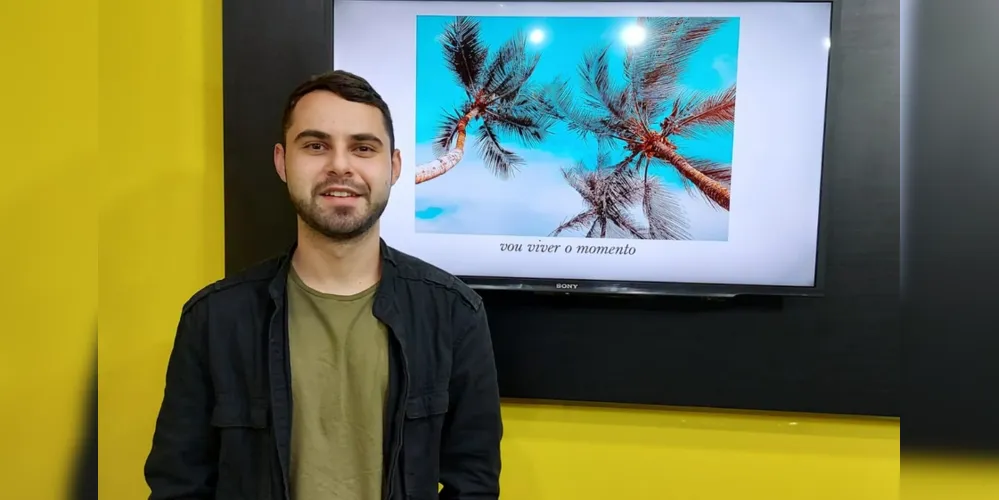A faixa busca atrair o público com uma batida envolvente, baseada nas inspirações primárias do músico