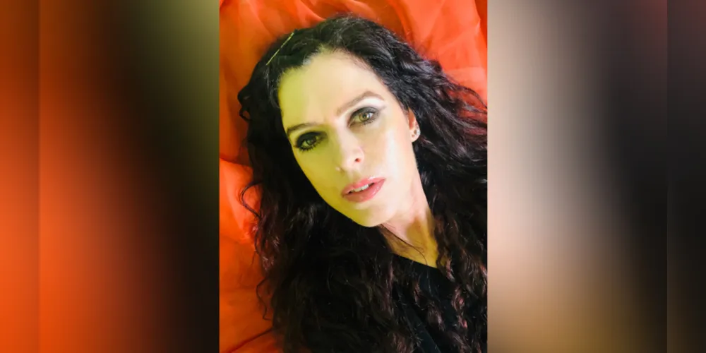 POEMAS EM EVIDÊNCIA – Hoje (11), às 20h, a escritora Renata Regis Florisbelo apresentará a performance poética “Nascimento Bento - Um biorritmo poético”, com poemas do poeta catarinense Bento Nascimento, uma homenagem aos 58 anos de nascimento do escritor que faleceu em 1993 e deixou um rico acervo de poemas. O evento será no espaço cultural da produtora Ana Maria Camargo, em Curitiba. Inscrições pelo contato: (041) 99972-1670