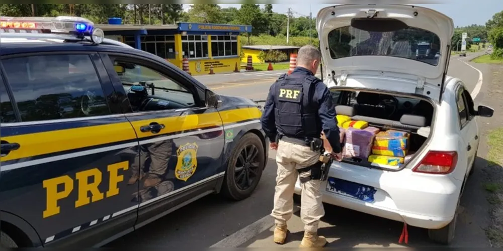 Após perseguição, policiais encontraram a droga espalhada pelo carro