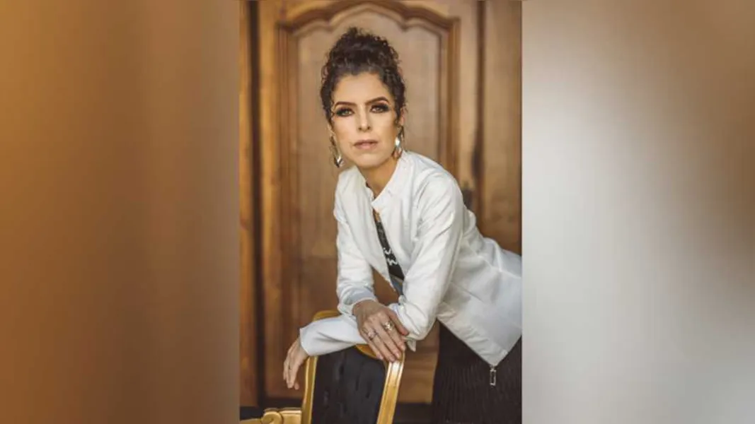 RENATA FLORISBELO - Renata Regis Florisbelo