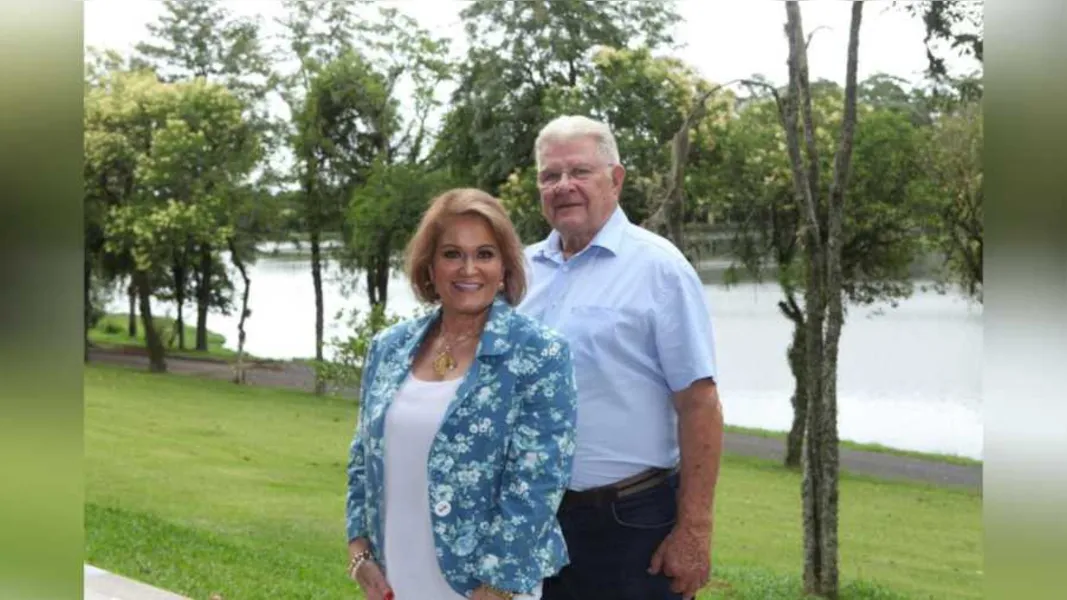 FELICITAÇÕES - Aymoré Índio do Brasil Pereira de Moraes nesta quarta-feira (13) celebra a passagem de seus 83 anos de idade. Aymoré que deixou as marcas de seu trabalho em diversos cargos ocupados, entre eles, Comandante da Polícia Militar de Ponta Grossa, participa a mais de 40 anos do Lions Clube de Ponta Grossa Centro, entre outros cargos ocupados, merece nosso destaque. No registro, Aymoré e sua esposa Elba Lozza de Moraes. Da coluna RC os votos de felicidades infinitas. 