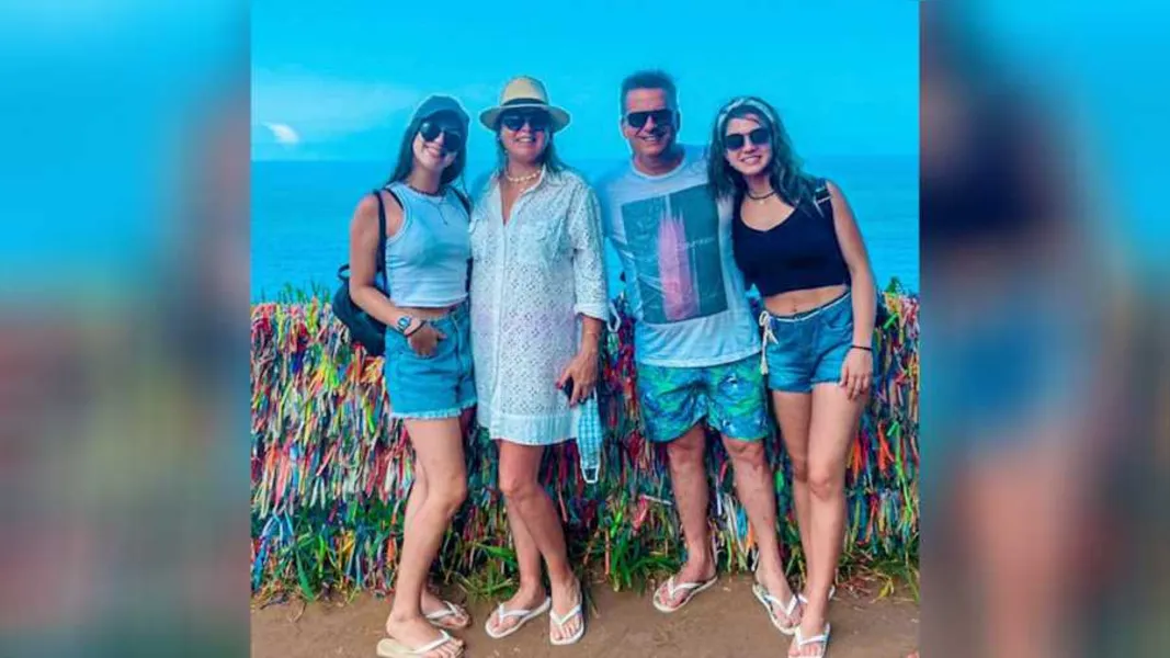 TRIP - O top DJ Mauricio Cury com sua esposa Alexsandra Ramos e suas filhas Gabriela e Leticia Cury, curtiram temporada de lazer e descanso em Porto Seguro. Mauricio que pretende lançar novas produções musicais para esse ano, surpreendendo a todos que acompanham seu trabalho.  