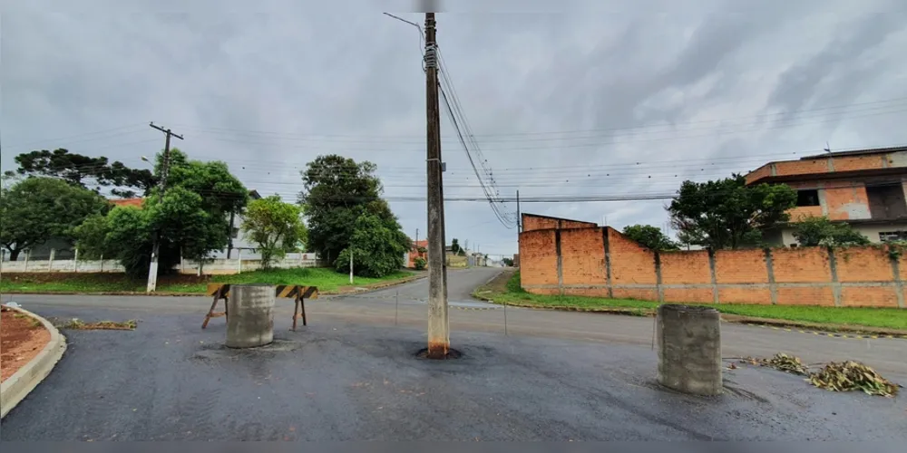 Poste fica no meio do cruzamento entre as ruas João Tomé e Doralício Correia