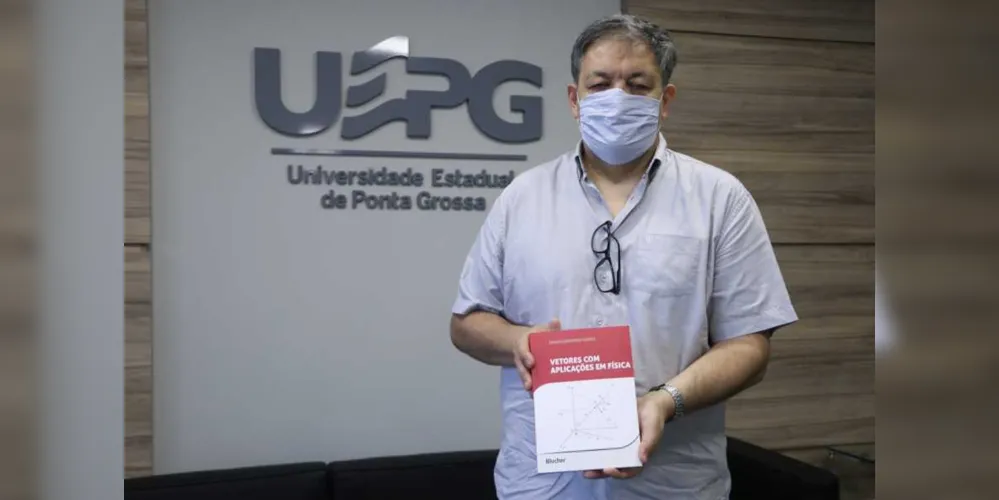 Professor de física, Sergio Leonardo Gómez lança livro.