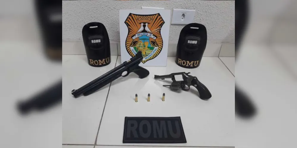 Suspeito confessou que tinha armas em casa e entregou materiais aos guardas