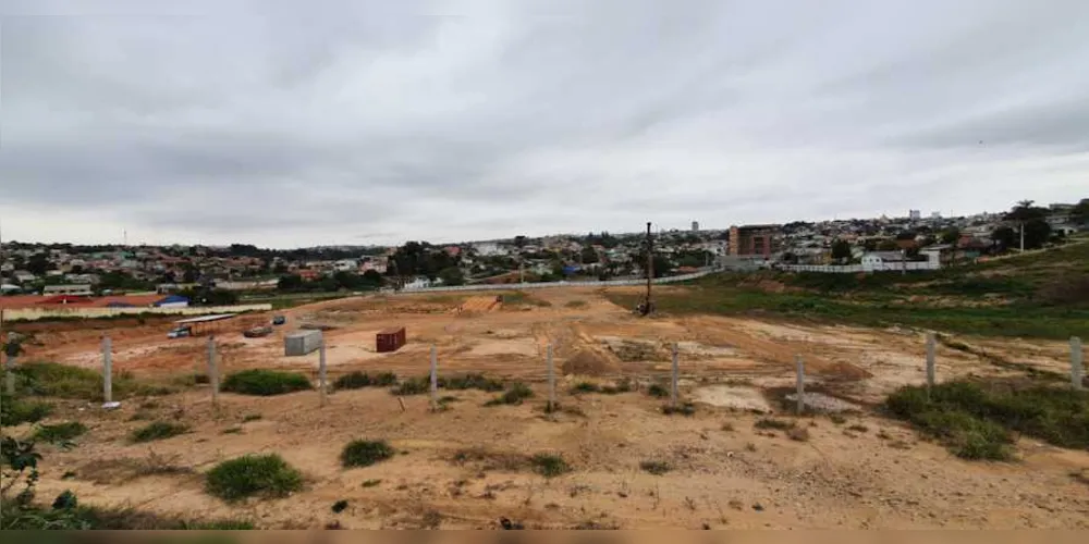 Terreno que receberá o investimento recebe preparações para receber fundação
