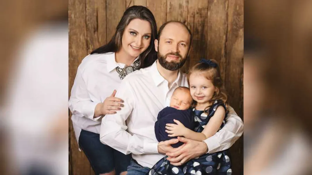 REGISTRO - Giseli Romaniw Pilarski receberá as felicitações pela passagem de seu aniversário neste sábado (16). No registro, Giseli e seu marido André Luís Pilarski e seus filhos Lavínia Romaniw Pilarski e Vicente Romaniw Pilarski. Da coluna RC os votos de felicidades e realizações.
