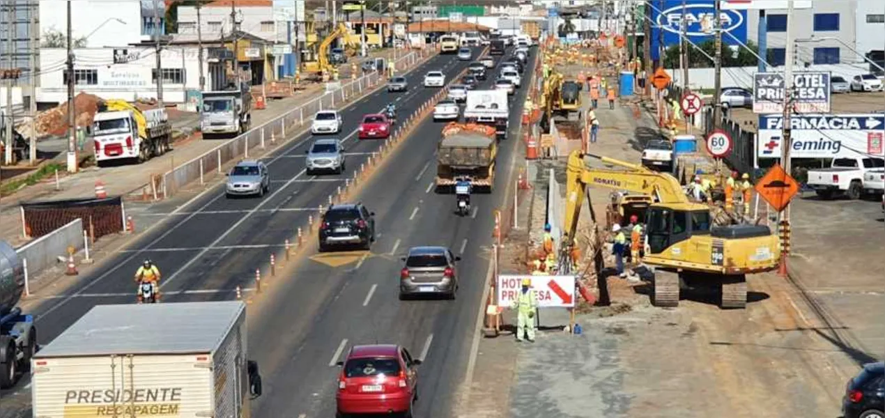 A Avenida Souza Naves tem duas frentes de obras, sendo uma delas próxima ao Jardim Sabará