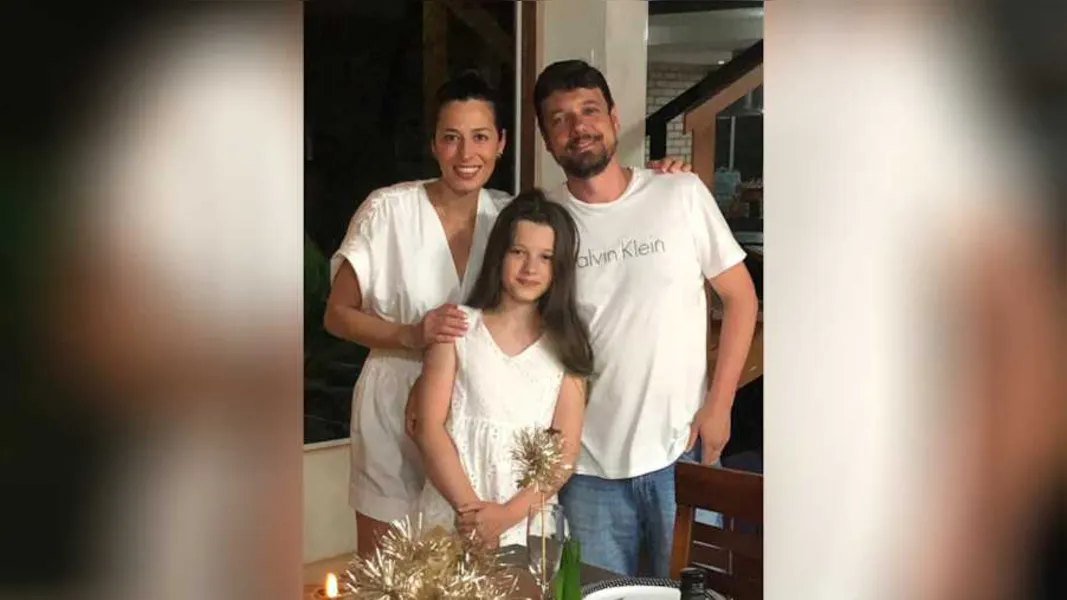 NOVO CICLO - O advogado Pablo Milanese receberá nesta terça-feira (19), as felicitações pela chegada de seu aniversário. No registro, Pablo com sua esposa Audrea Colleone Costa Milanese e sua filha Angelina Milanese. Da coluna RC os votos de sucesso e prosperidade.