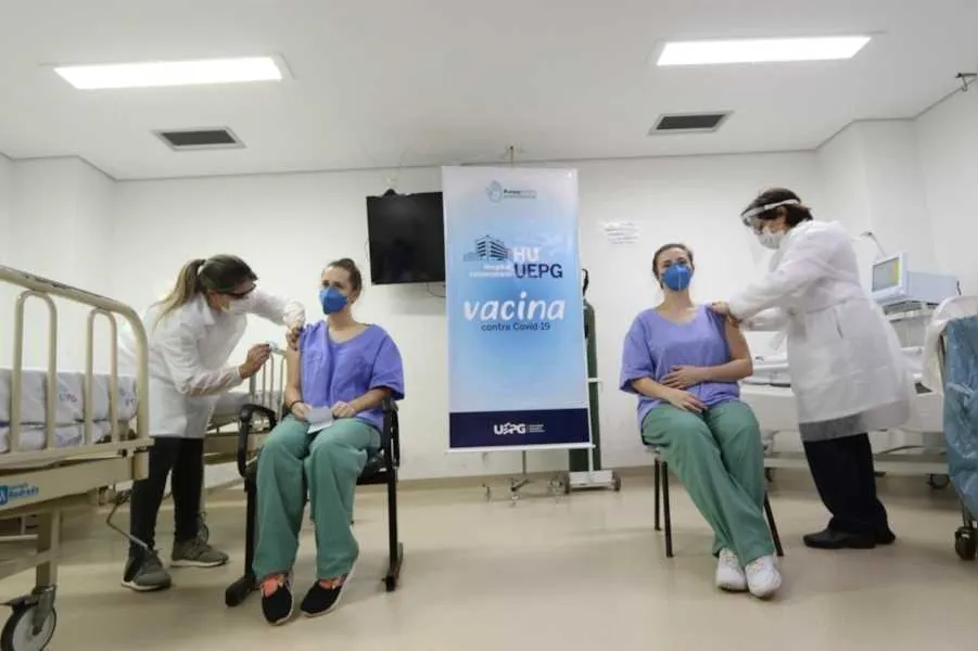 Servidores do Hospital Universitário são vacinados