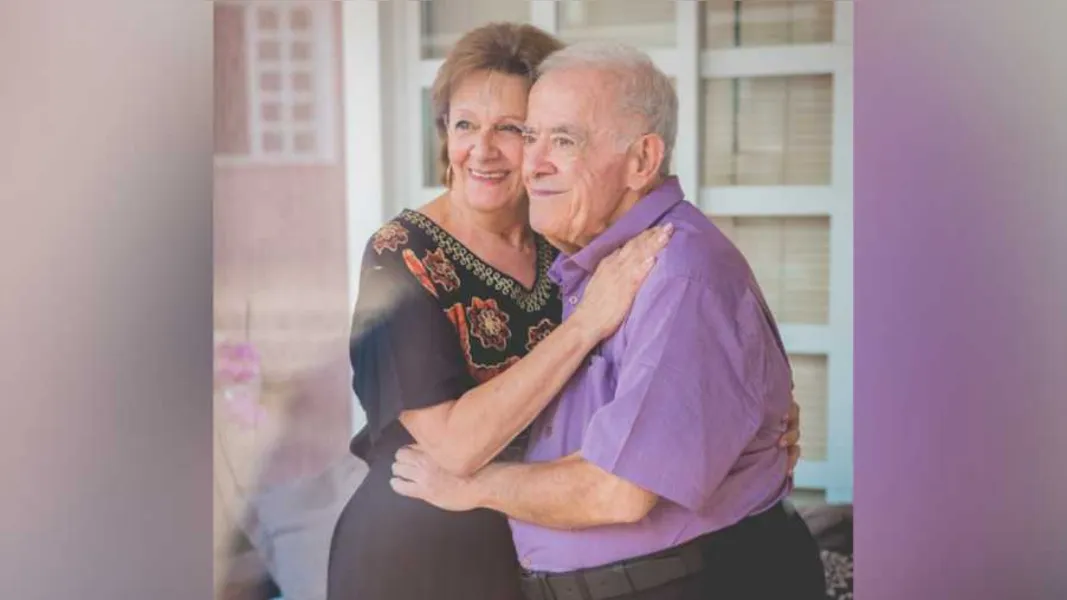 FELICITAÇÕES - Carlos Alberto Cury celebra no dia de hoje (29) a passagem de seu aniversário de 82 anos. A família sempre foi à prioridade do aniversariante, e a qual ele dedicou todo seu amor para formar com orgulho, carinho e muitos exemplos de abnegação. Nessa data tão feliz para a família, o desejo da coluna RC e do seu filho, é que siga sendo o homem virtuoso que faz a diferença no mundo através da sua existência e que a saúde possa brindar-lhe com dias de muita felicidade e conquista no novo ciclo de vida que se inicia. No registro especial Carlos e sua esposa Teresa E. Justus Cury