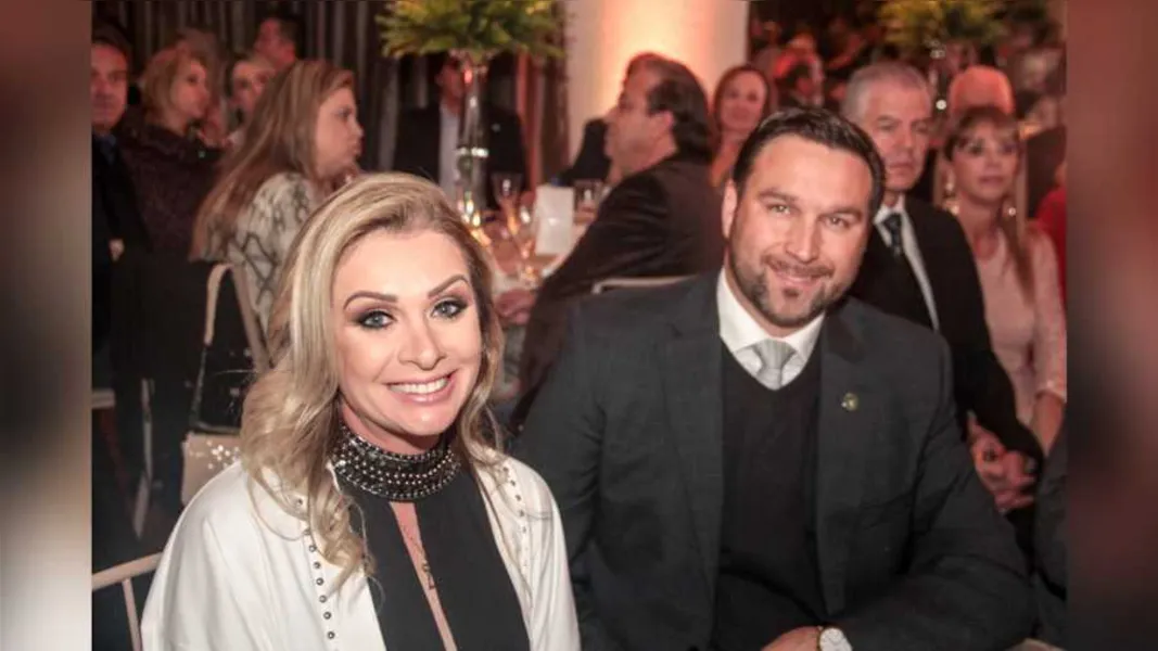 BODAS - Marcio e Fabia Pauliki celebraram na última segunda-feira (1) seus 18 anos de casados, 18 anos de casamento, Bodas de Turquesa. Conhecida por sua bela cor, a pedra turquesa representa boas energias e bem-estar. Vale ressaltar que Fabia será muito cumprimentada nesta terça-feira (2), pela passagem de seu aniversário. Da coluna RC os sinceros votos de felicidades