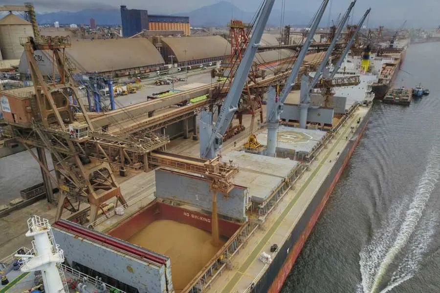 Comércio pelos portos do Paraná tem saldo positivo