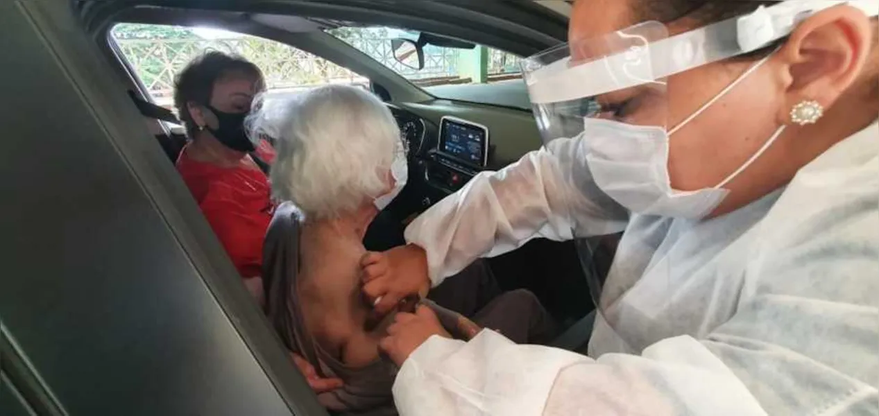 Vacinação de idosos contra covid-19 causa congestionamento no Centro de PG