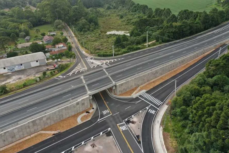 O viaduto está localizado no km 256 da PR-151 e foi construído em apenas dez meses pela concessionária CCR RodoNorte