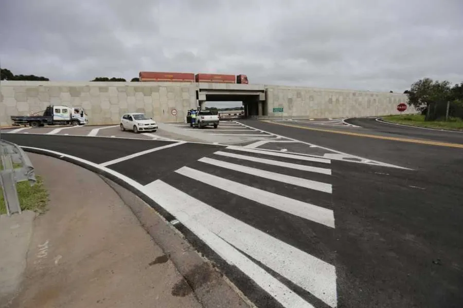O viaduto está localizado no km 256 da PR-151 e foi construído em apenas dez meses pela concessionária CCR RodoNorte