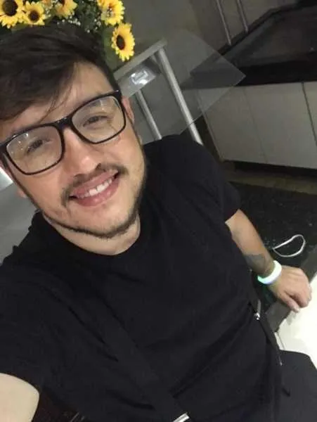 Brinde a vida - O hairstylist Alexandre Kutcher receberá as felicitações pela troca de idade na próxima quarta-feira (17). Alexandre integra o time de competentes profissionais do badalado salão Menina Bonita. Da coluna RC os votos de alegrias e sucesso.