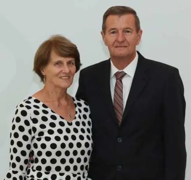 Troca de idade - No registro, o casal Janete e Ferdinand van der Vinne, Janete receberá as felicitações pela passagem de seu aniversário nesta terça-feira (16). Ferdinand é presidente da SICREDI Campos Gerais. Da coluna RC os votos de alegrias e realizações.