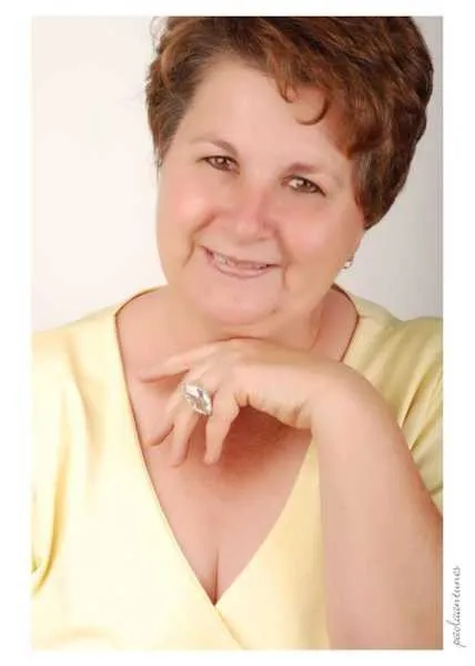 Niver - Bete Gusmão será muito cumprimentada na próxima quarta-feira (17), pela passagem de seu aniversário. No aconchego familiar à delicada e simpática Bete recebe as felicitações por mais um ano de vida! Da coluna RC votos de infinitas felicidades