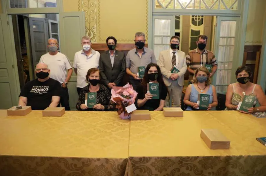 Tempo de prosa, poesia e história - Integrantes da Academia de Letras dos Campos Gerais estiveram reunidos no último dia 22, para o lançamento da Antologia 11 - Tempo de Prosa, Poesia e História. O evento ocorreu na Mansão Villa Hilda e teve como anfitrião o presidente da Fundação Municipal de Cultura de Ponta Grossa, Alberto Portugal. A obra tem como organizadores Renata Regis Florisbelo, Alana Águida Berti e Flávio Madalosso Vieira, respectivamente presidente, vice-presidente e secretário-geral da entidade e conta com a participação de 27 escritores.